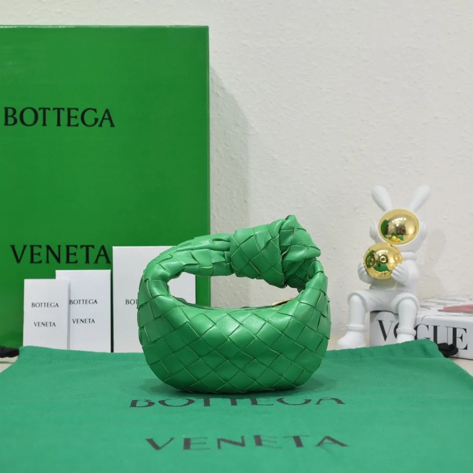 Batch 1080 BV super mini JODIE handbag, dumpling bag, woven knotted bag, simple, fashionable and super cute🍒Every color is high-end. It is a smaller version of the original mini version🤣It can only hold cuteness🍓🍓The upper body is fashionable and romantic. The fashionable bags created by Daniel Lee are really more and more favored by street experts. Style number: 6699-0# Size: 17*16*6.5
